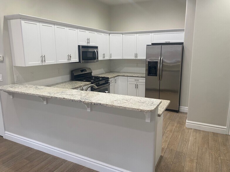 Building Photo - 224 W Bellano Way