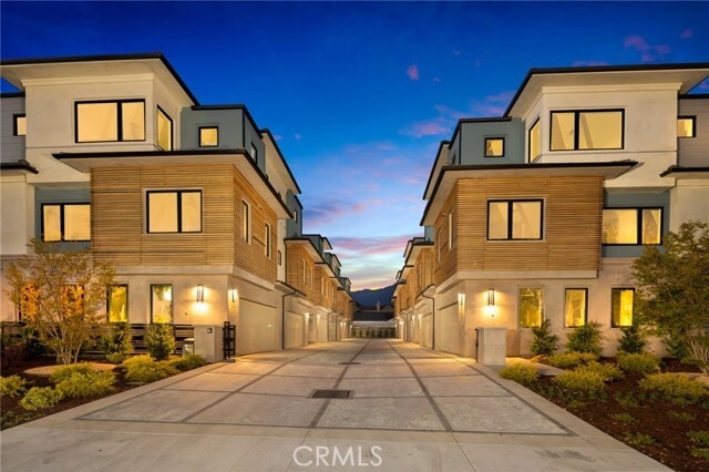 Building Photo - 903 W Duarte Rd