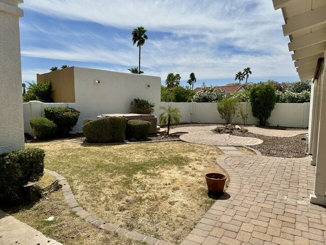 Building Photo - Fantastic corner lot in Santiago