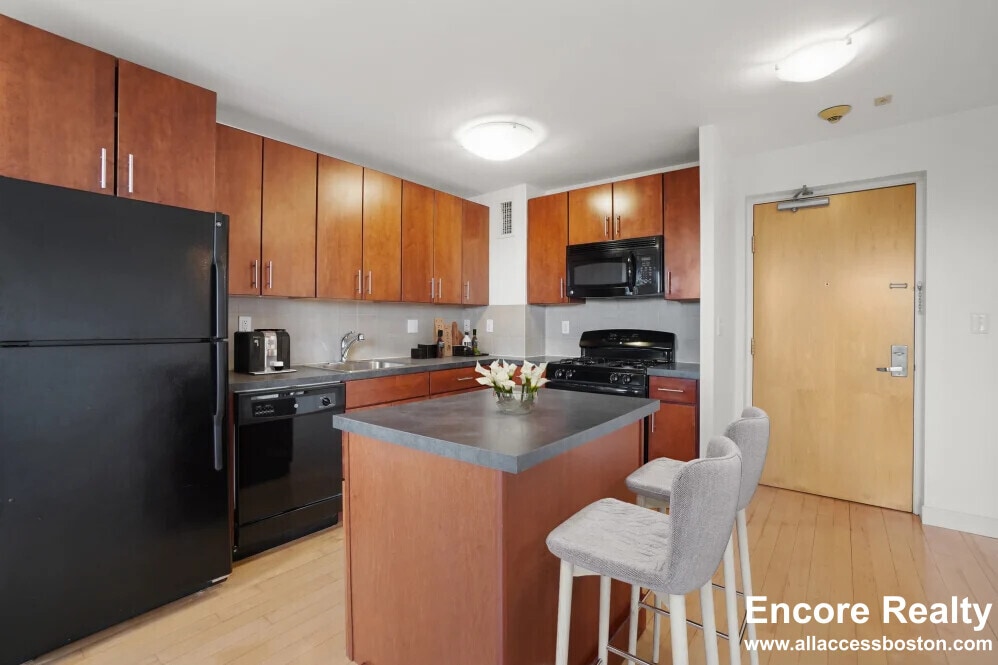 Building Photo - 10 Camelot Ct