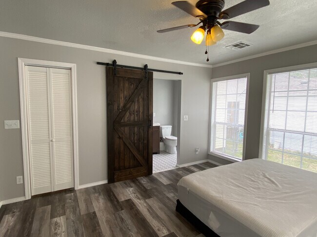 Building Photo - 4711 E 4th Pl