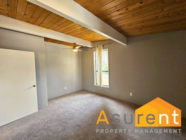 Building Photo - Stunning Home located in the picturesque Ashland