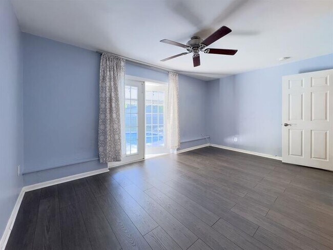 Building Photo - 902 NE 34th St