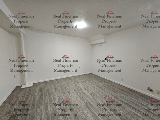 Building Photo - 4 BED, 1 BATH APARTMENT, 2 TANDEM PARKING