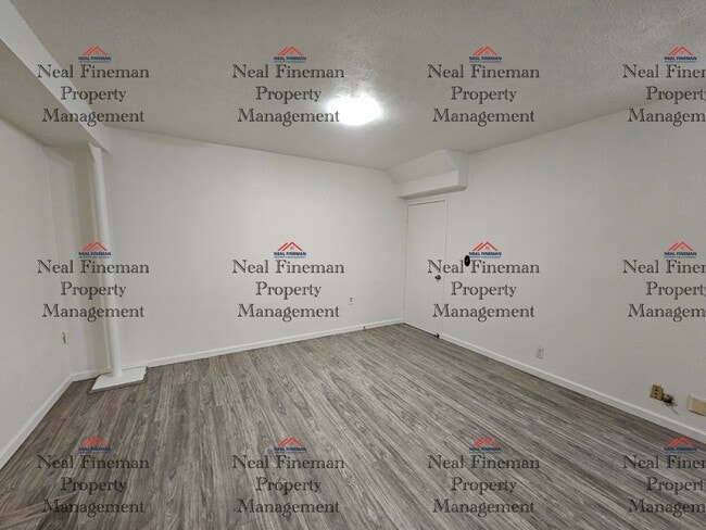 Building Photo - 4 BEDROOM, 1 BATHROOM APARTMENT, 2 TANDEM PARKING