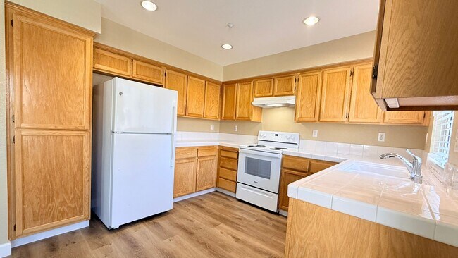Building Photo - Bright and Airy 3BD/2.5BA Townhouse in Shadowhawk Community, Danville- Available NOW!