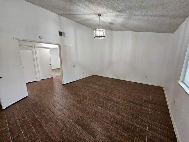 Building Photo - 221 Palm Aire Dr