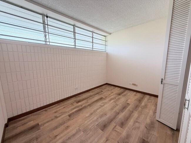 Building Photo - Kahala Towers 3BD/2BA Condo with 1 Parking – Available Now