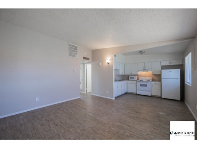 Building Photo - Lovely 2/1 Phoenix Apartment - Corner Unit...