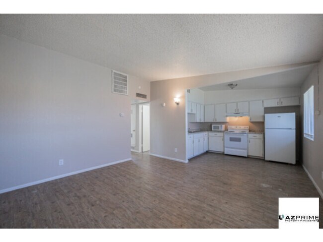 Building Photo - Lovely 2/1 Phoenix Apartment - Corner Unit with Views &amp; Vaulted Ceilings!