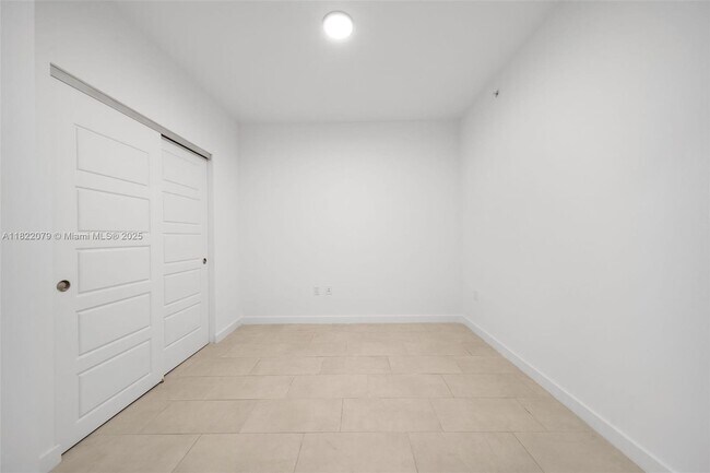 Building Photo - 2150 N Bayshore Dr