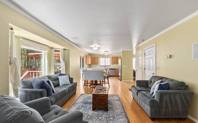 Building Photo - 4831 Beverly Dr NE