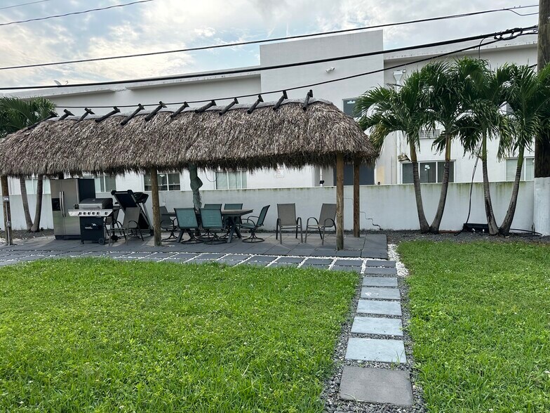 Building Photo - 1212 E River Dr