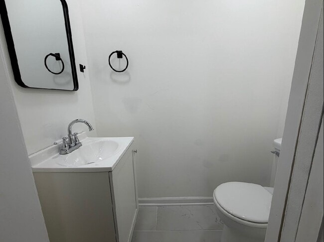 Building Photo - Stylish Renovated Home ! Move in Specials!