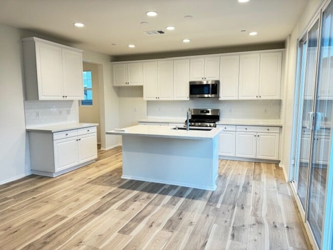 Building Photo - Newly built 5 + 3 With Solar! $4000/Month