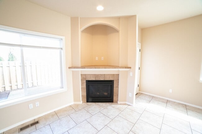 Building Photo - Newer Construction Townhome in Canby