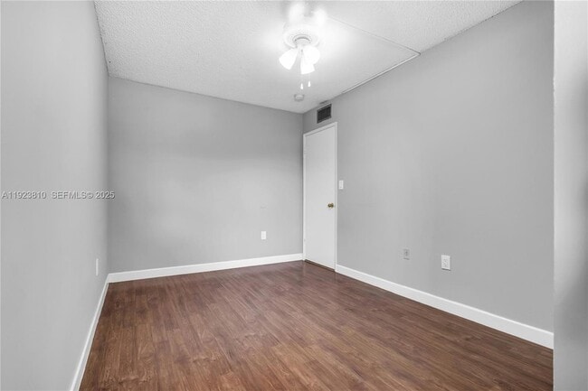 Building Photo - 341 W Park Dr