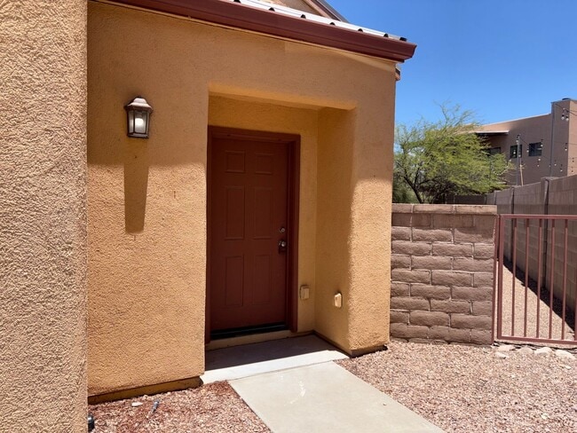 Building Photo - Must See 3 bedroom home! Near Downtown and A Mountain!  A/C! Split Level!