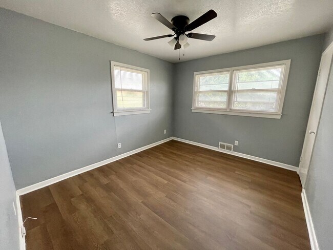 Building Photo - 4 bed 2 bath now available