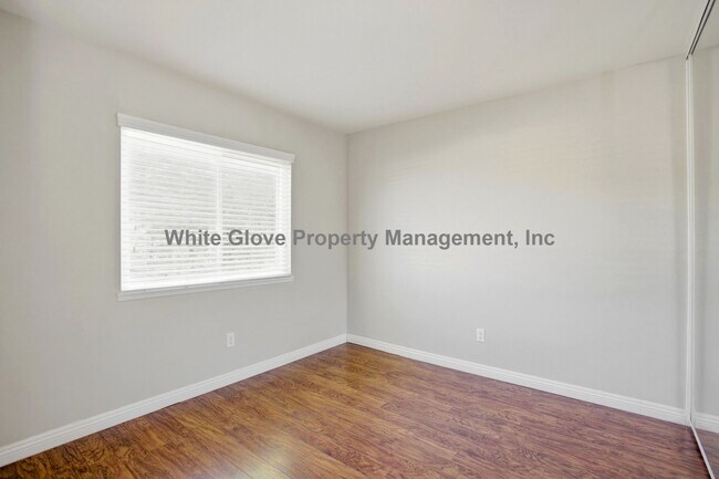 Building Photo - Beautiful Irvine Home with Wood Floors, Fireplace & Private Backyard
