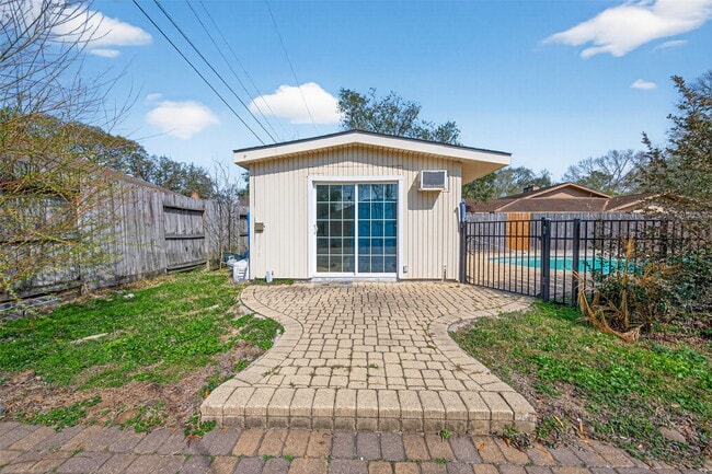 Building Photo - 1910 Claiborne Dr