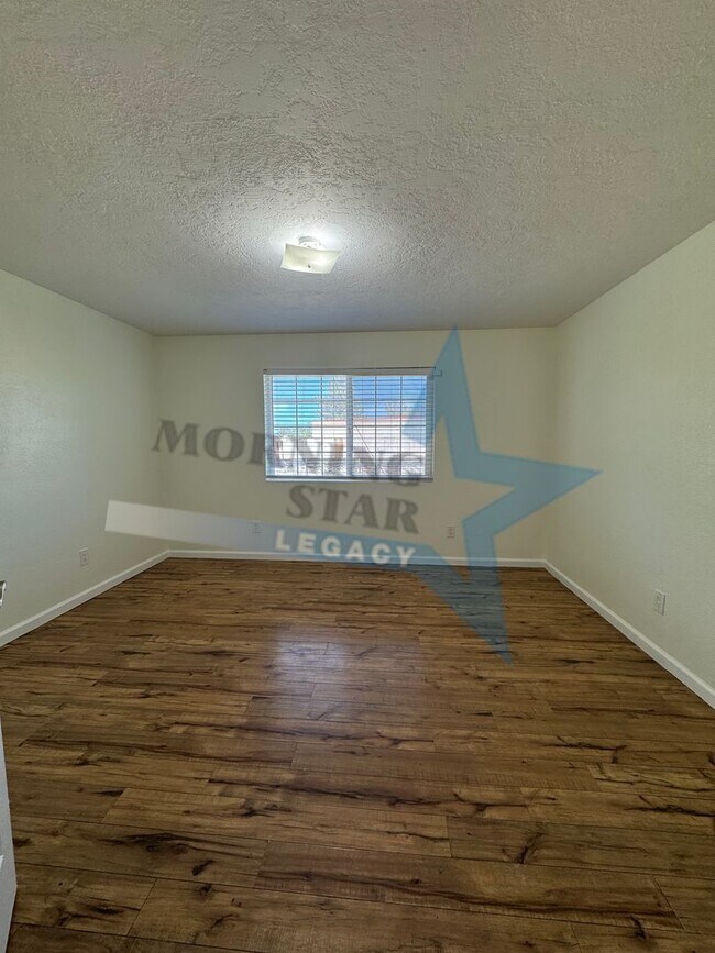 Building Photo - Spacious home in desirable location!