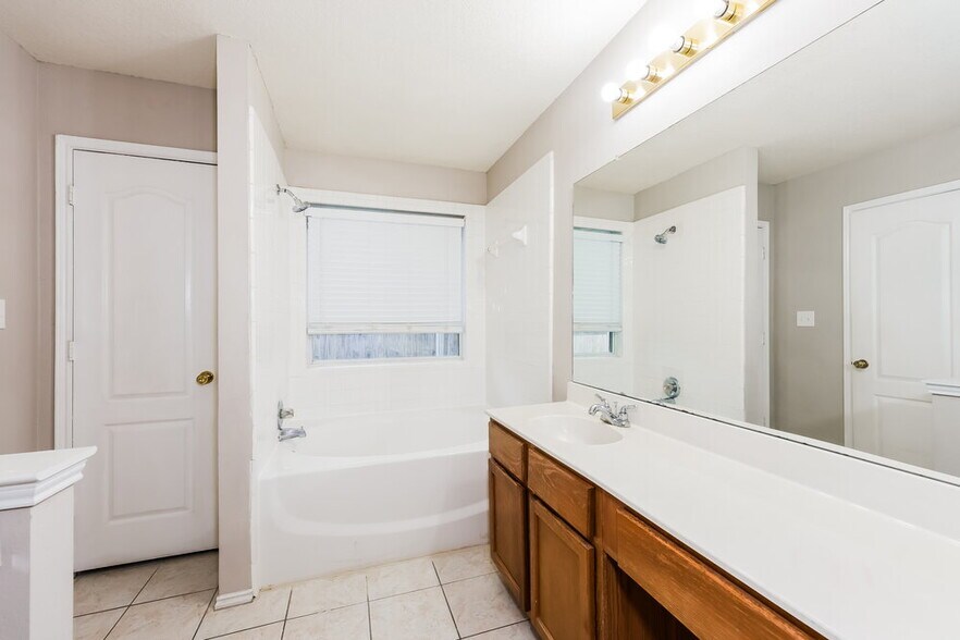 Building Photo - 2268 Bresee Dr