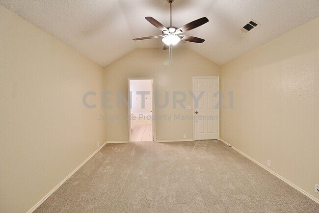 Building Photo - Charming 3/2/2 in High Pointe For Rent!