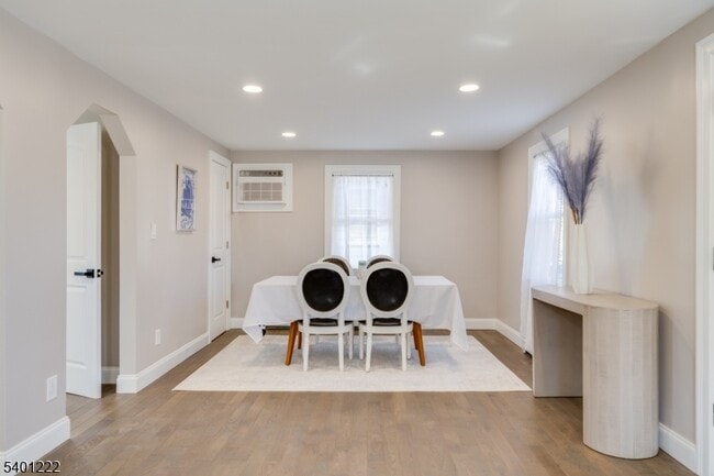 Building Photo - 21 Lombardy Pl