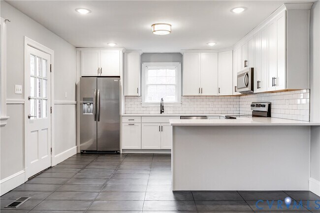 Building Photo - 1004 W 49th St