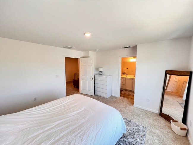 Building Photo - Furnished Rent in South Reno