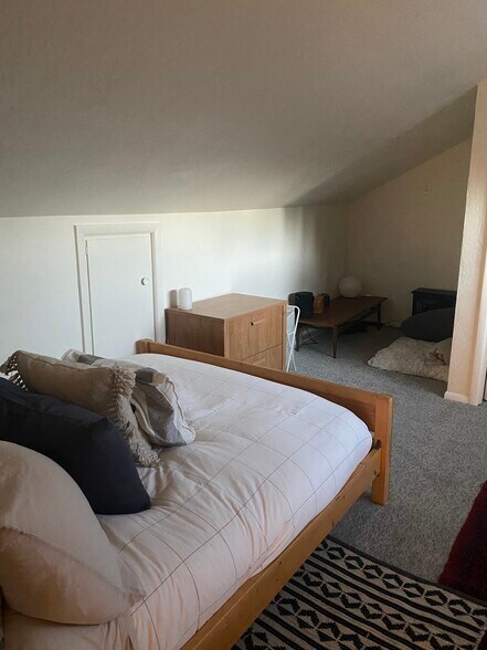 Building Photo - 600 NE 12th St