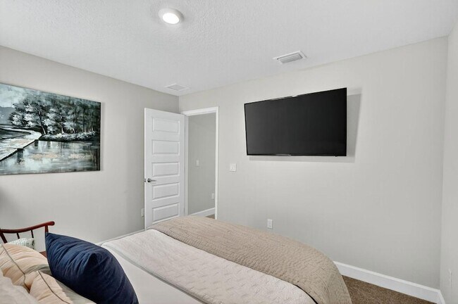 Building Photo - 8652 Waterstone Blvd