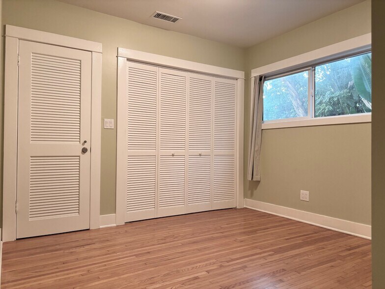 Bedroom 3 - 559 W 39th St