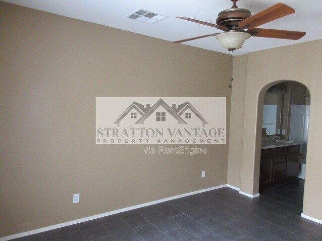 Building Photo - 2741 S Equestrian Dr