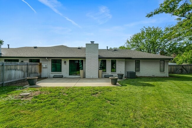 Building Photo - SIMPLY LUXURIOUS twinhome near Central & R...