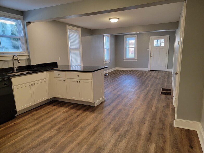 Building Photo - 232 Main St