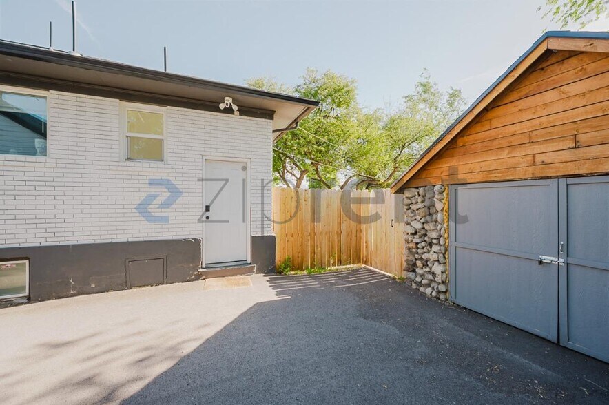 Building Photo - Unit B