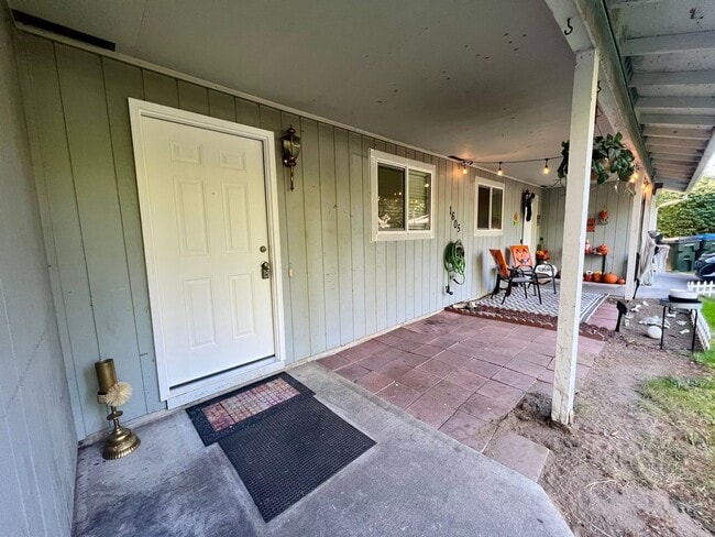 Building Photo - Newly Updated Duplex (Unit A) - Water incl...