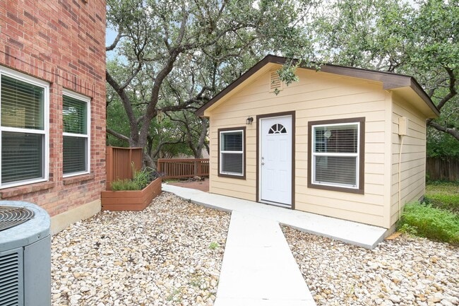 Building Photo - Beautiful 4/3.5 Home Available for Immedia...
