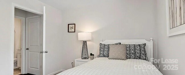 Building Photo - 2224 Lilium Dr
