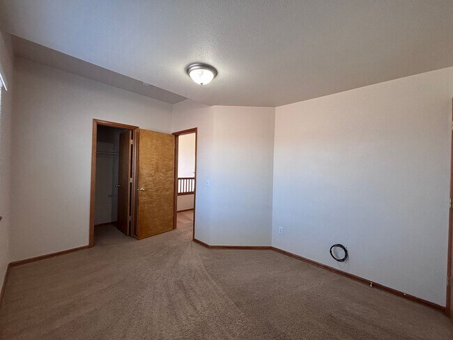 Building Photo - 4 Bed 3.5 Bath Home with Air Conditioning! - MileStone Real Estate Services - Available Now!