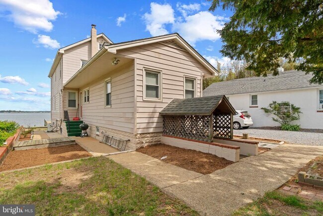Building Photo - 1072 River Bay Rd