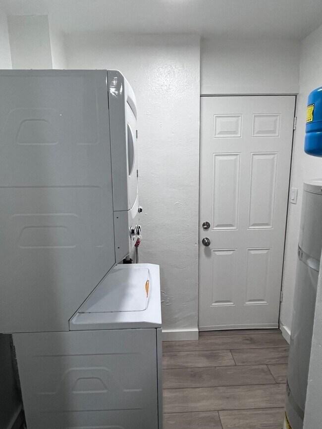 Building Photo - NICE UPDATED DUPLEX IN SACRAMENTO!!