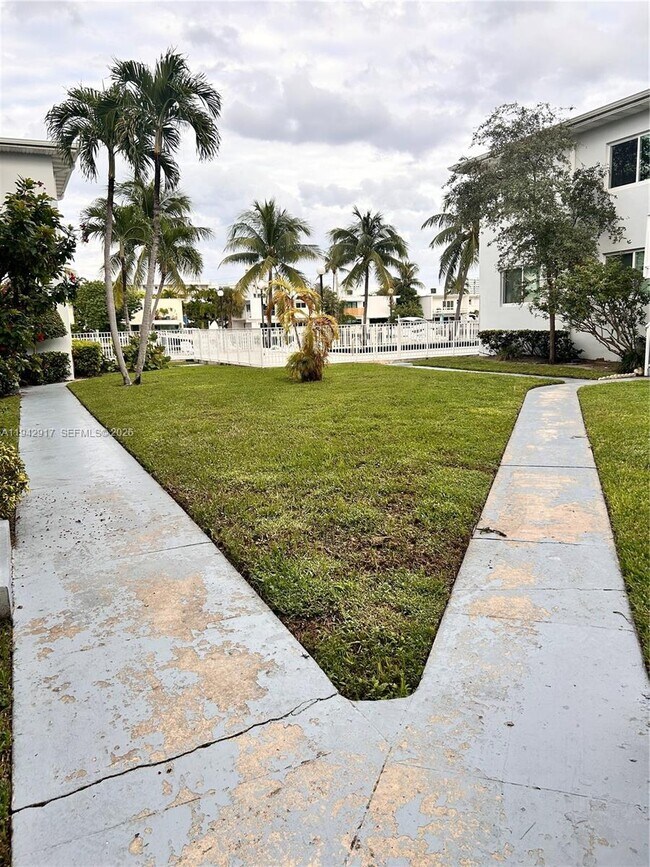 Building Photo - 7207 Bay Dr