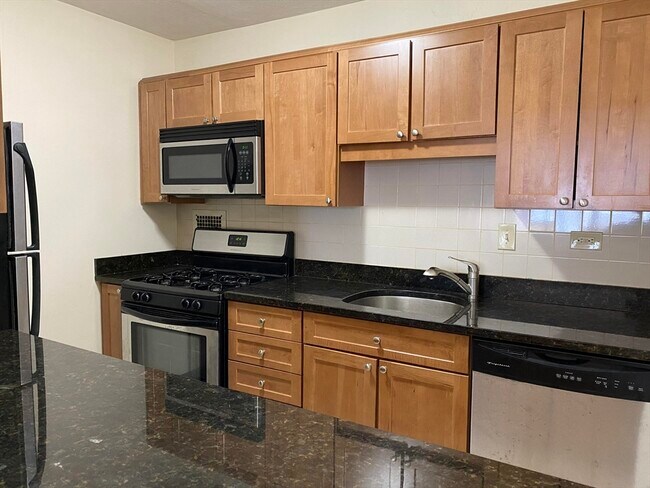 Building Photo - 8 Whittier Pl