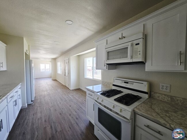 Building Photo - 807 Rose Ave