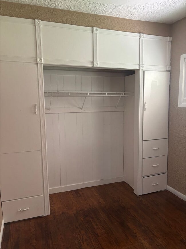 Building Photo - Section 8 welcome, 4bd 2 bath