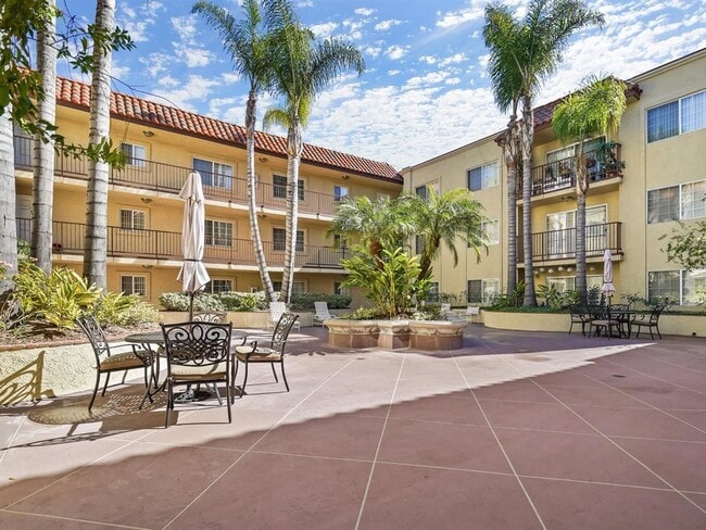 Primary Photo - 360 Hollywood Way