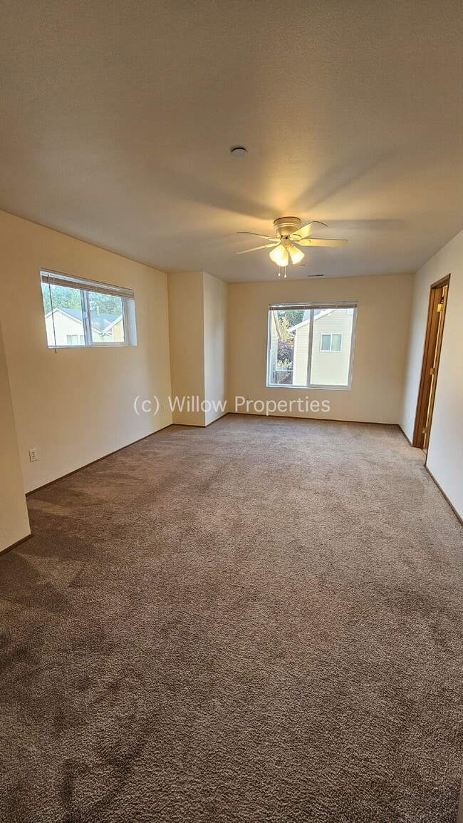 Building Photo - Beautiful NW Landing Home